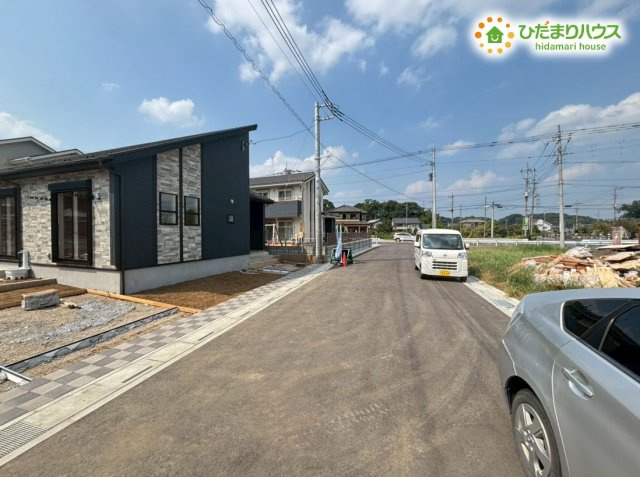 滑川町月輪　新築一戸建て　ブルーミングガーデン　02の前面道路含む現地写真