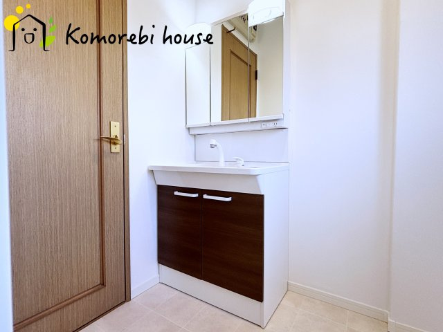 上尾市中妻　中古一戸建ての独立洗面台|三面鏡の独立洗面台です