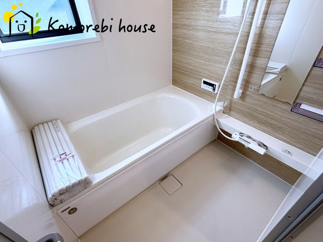 上尾市中妻　中古一戸建ての浴室|ナチュラルテイストの差し色がおしゃれなお風呂です