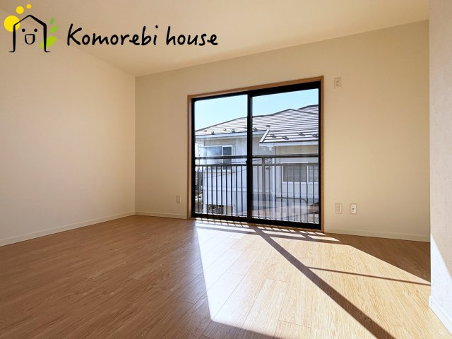 上尾市中妻　中古一戸建ての寝室|バルコニーがある7.7帖の洋室です