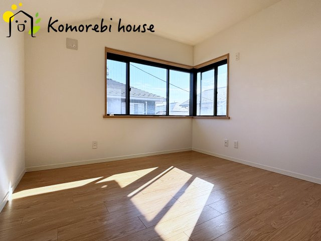 上尾市中妻　中古一戸建ての洋室|南側に2面に続く窓があるので光が差し込みます