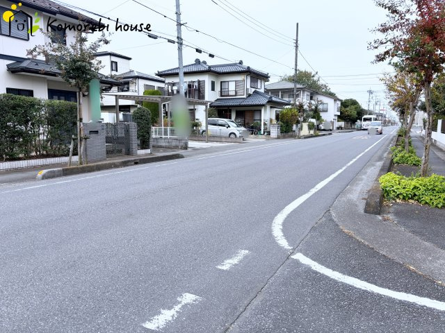上尾市中妻　中古一戸建ての前面道路含む現地写真|車の出し入れがしやすい幅の広い前面道路です