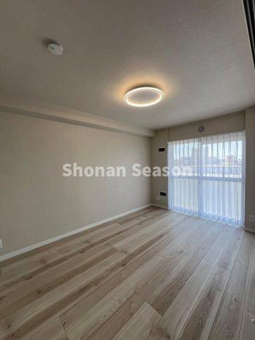 【洋室】 | ナチュラルなフローリングが心地よい洋室が３部屋ございます。　
