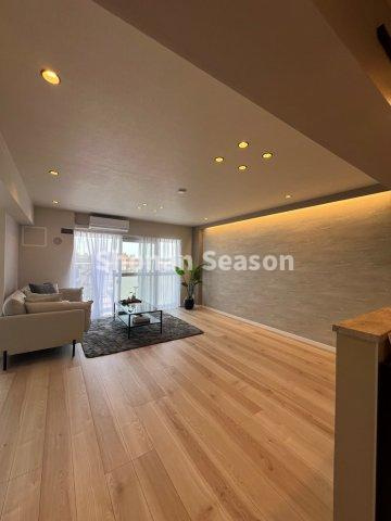 【居間・リビング】 | 大きな窓から光が差し込む明るいリビング◎　　　　　　　　　　
開放感がありゆったりとくつろげます♪