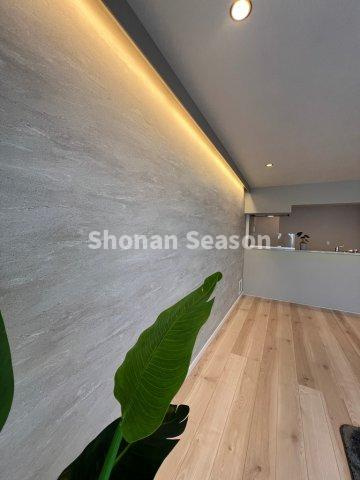 【内装】 | スタイリッシュなアクセントクロスが魅力◎　　　　　　　　　　
インテリアが映えるリビングです。