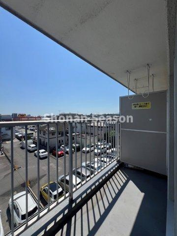 【バルコニー】 | 青空を感じられる開放的なバルコニー！洗濯物もたっぷり干せます♪