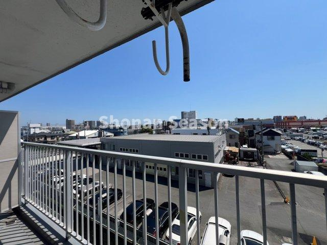 【バルコニー】 | 開放感溢れるバルコニーは家事の合間のリフレッシュにもピッタリ♪