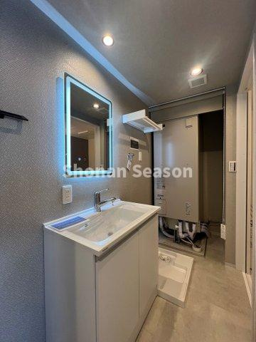 【洗面所】 | 大きなミラー付き洗面台で朝の支度もスムーズ♪収納力も◎