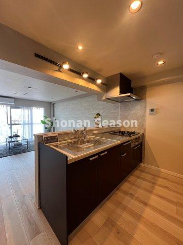 【内装】 | 開放感のある対面キッチン！家族との会話を楽しみながらお料理◎