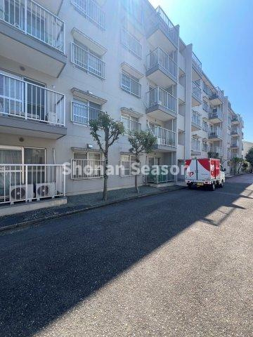 【外観】 | 両面バルコニー付き！MEGAドン・キホーテ厚木店（徒歩4分）　　　
買い物施設が近く普段のお買い物もしやすいロケーションにございます。