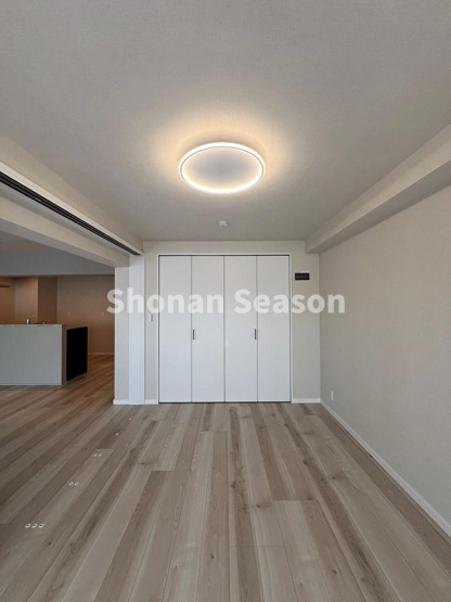 【洋室】 | リビングと一続きの空間としてもご利用可能な洋室6.1帖。