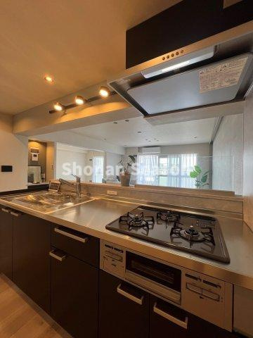 【キッチン】 | システムキッチン新規交換済み。収納もたっぷり確保されスッキリ◎