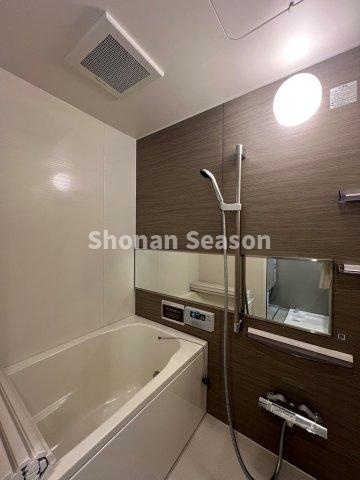 【浴室】 | 落ち着いた木目調のパネルが癒しの空間を演出◎　　　　　　　　
１日の疲れをゆったり癒せます！