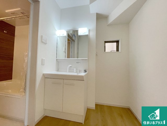 京都市伏見区日野不動講町　第1期　新築一戸建ての独立洗面台|清潔感のある洗面台です。フラットな鏡は掃除がしやすく毎日清潔！鏡裏には収納があるのでスッキリとした洗面台が保てます。