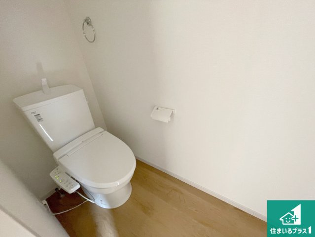 京都市伏見区日野不動講町　第1期　新築一戸建てのトイレ|1・2階の2ヶ所にあるので、朝の忙しい時間の順番待ちもなく、深夜の利用にも大変便利です。