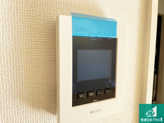 京都市伏見区日野不動講町　第1期　新築一戸建ての防犯設備|カラーモニターインターホン！声だけでなく来訪者の姿や顔がモニターで確認できるので、小さなお子様がいらっしゃるご家庭でも安心できます！