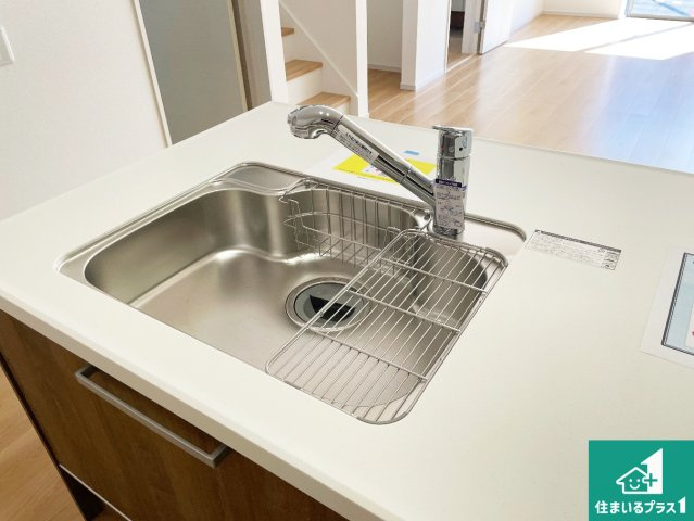 京都市伏見区日野不動講町　第1期　新築一戸建ての設備|蛇口の先端に浄水器を内蔵しています！原水と浄水、お湯と冷水、シャワーの切替えがワンタッチなので用途によって使い分けられます。