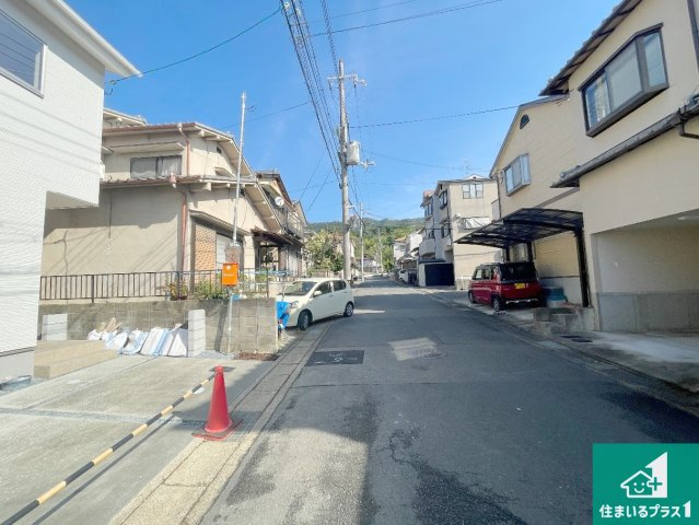 京都市伏見区日野不動講町　第1期　新築一戸建ての前面道路含む現地写真|周辺は閑静な住宅街！前面道路広々で車の出し入れも便利です。駐車が苦手な方でも安心して車庫入れできます！