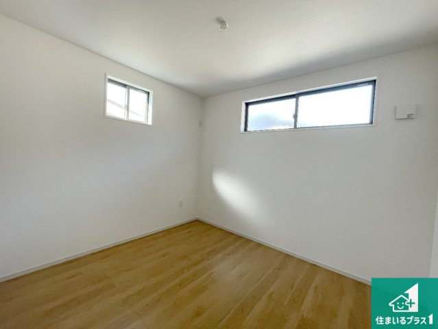 京都市伏見区日野不動講町　第1期　新築一戸建ての洋室|シンプルな洋室は、自分好みのインテリアが楽しめます♪ご家族とインテリアや家具を選びに行くのは新築購入時の醍醐味の一つです。ぜひお楽しみください♪