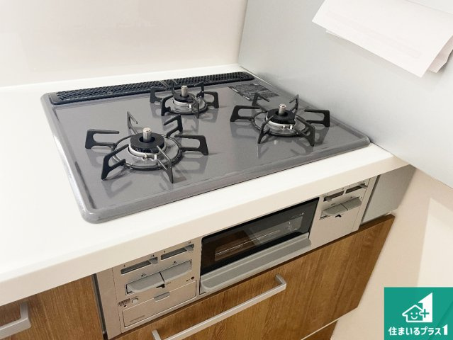 京都市伏見区日野不動講町　第1期　新築一戸建ての設備|ダブル高火力Ｓｉセンサー付きコンロ！３口あるので、まとめて料理をする時も大活躍！