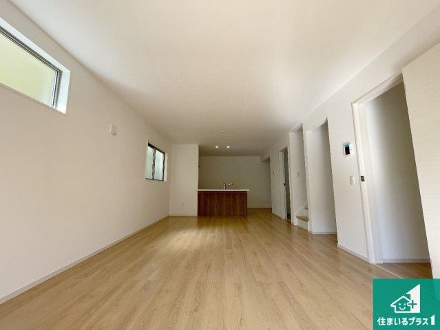 京都市伏見区日野不動講町　第1期　新築一戸建ての居間・リビング|日当たり良好の明るいリビングで朝の目覚めもスッキリできそう！対面キッチンでご家族のコミュニケーションも自然と増える設計！小さなお子様が遊ぶスペースを作っても広々とくつろげるLDK！