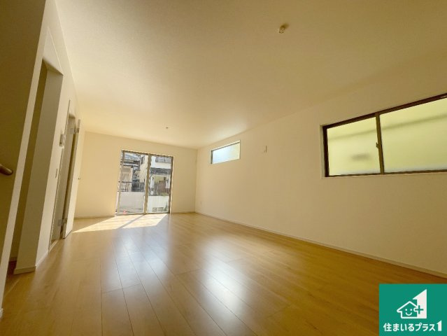 京都市伏見区日野不動講町　第1期　新築一戸建ての居間・リビング|シンプルなリビングは、観葉植物等のインテリアを楽しめますね！パパ好みにも、ママ好みにも家具次第で雰囲気を変えることができます！