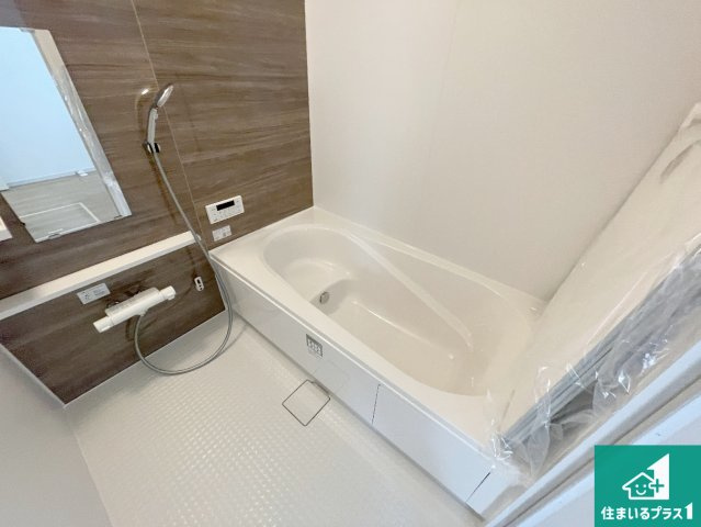 京都市伏見区日野不動講町　第1期　新築一戸建ての浴室|足をゆったり伸ばして寛げる浴槽です。浴室乾燥機も設置しているので、雨の日の洗濯物も安心です♪