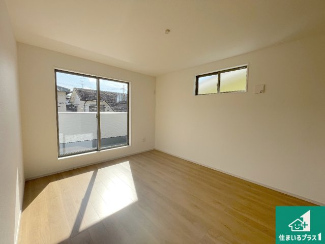 京都市伏見区日野不動講町　第1期　新築一戸建ての洋室|シンプルな洋室は、自分好みのインテリアが楽しめます♪ご家族とインテリアや家具を選びに行くのは新築購入時の醍醐味の一つです。ぜひお楽しみください♪