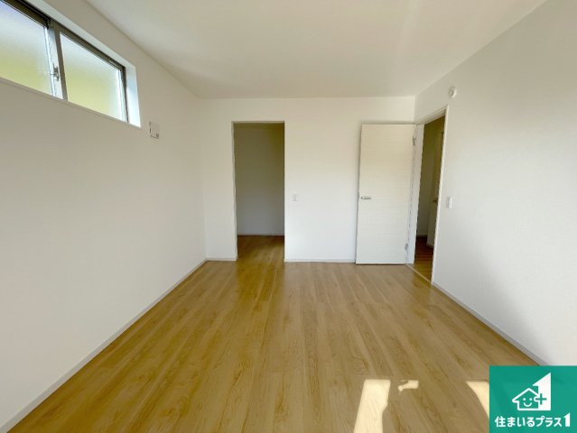 京都市伏見区日野不動講町　第1期　新築一戸建ての洋室|ウォークインクローゼット付きで生活スペースもスッキリできます。各居室にも収納がありますので、お子様の衣類やおもちゃなどもしっかり収納できます。