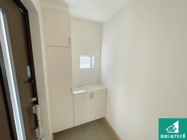 京都市伏見区日野不動講町　第1期　新築一戸建ての玄関|シューズボックスにはたくさんの靴が収納できるので玄関周りはいつもスッキリ！ご家族が増えても安心！