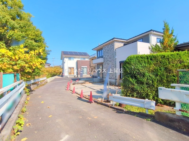見沼区大谷8期　新築戸建　グレイス01の前面道路含む現地写真