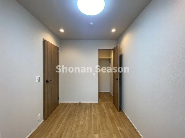 【洋室】 | 衣替えの手間も省ける！大容量のWICを２か所ご用意しております。