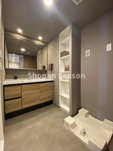 【独立洗面台】 | 大きな鏡は、髪の毛のセットや身支度もしやすく使い勝手良好です。