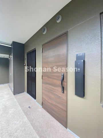 【玄関】 | 海辺の暮らしを演出する充実の共有部分＆設備仕様のお住まいです。