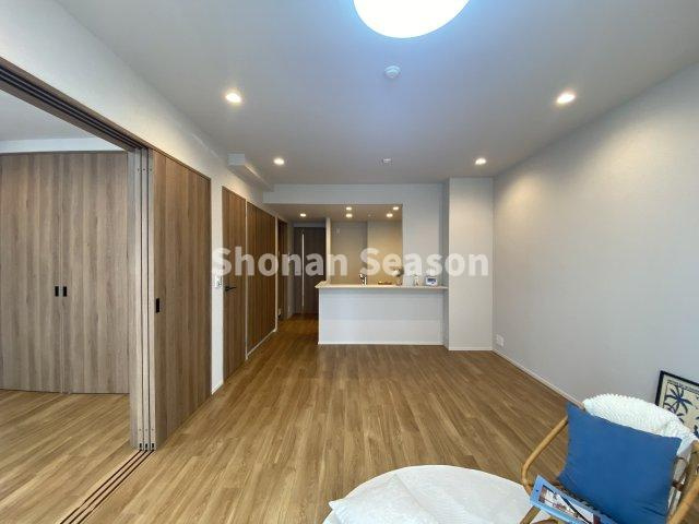 【居間・リビング】 | 洋室を開放して一体利用可能◎ご家族が自然と集まるくつろぎ空間♪