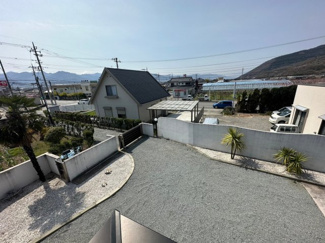 【展望】 | 山梨市落合 建物一新！別荘や住居に 敷地223坪 建物61坪 | バルコニーより敷地入口付近を望む