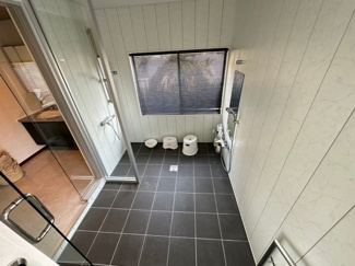 【浴室】 | 山梨市落合 建物一新！別荘や住居に 敷地223坪 建物61坪 | 1階浴室の洗い場　