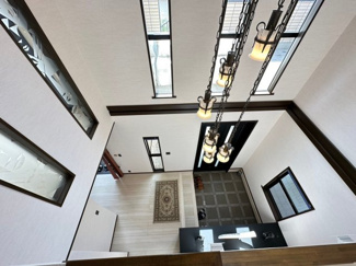 【玄関】 | 山梨市落合 建物一新！別荘や住居に 敷地223坪 建物61坪 | 玄関上部吹き抜け