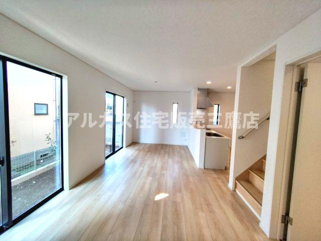 三鷹市大沢５丁目 京王線 駅名 西調布 駅 新築戸建の居間・リビング