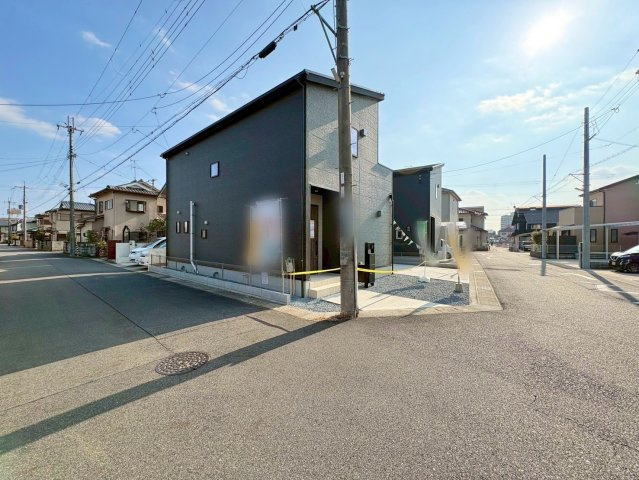 栗東市小平井1丁目1号棟　新築戸建ての前面道路含む現地写真