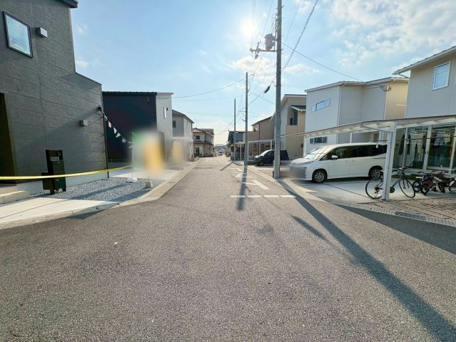 栗東市小平井1丁目1号棟　新築戸建ての前面道路含む現地写真
