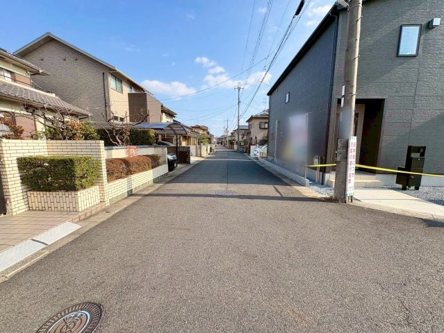 栗東市小平井1丁目1号棟　新築戸建ての前面道路含む現地写真