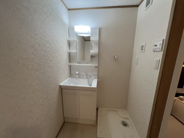 レトワールⅡBの洗面所|明るい洗面台