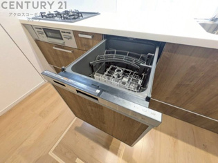 食器洗浄乾燥機は手洗いに比べて時間や労力を節約できます。また、高温のお湯で洗浄されるため、雑菌や細菌を殺菌する効果もあります。さらに、乾燥機能があるため、手で拭く手間も省け衛生的に保管できます。