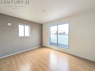 寝室…リラックスできるプライベート空間で、快適な睡眠をサポート。個人の好みに合わせたインテリアや寝具で心地良さを追求。プライベートな時間を過ごし、リフレッシュする場所におすすめです。