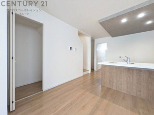 リビングにも収納があり生活用品の収納、掃除道具やお子様のおもちゃなど色々収納出来て便利です。