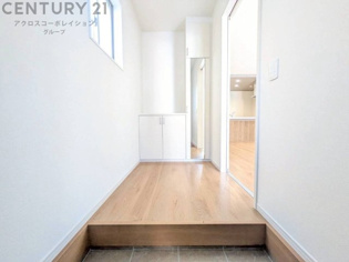 大きな玄関収納付きの玄関です　家族皆様の履物をしっかり収納できます