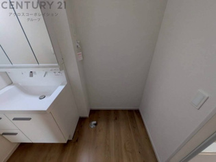 洗濯物の仕分け作業がしやすく、整理整頓が容易になります。洗濯音や湿気を他の部屋に持ち込まず、生活環境を快適に保ちます。上部を活用すれば収納スペースを確保でき洗剤や洗濯用品の整理もしやすくなります。