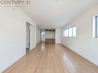 リビングダイニングは家族や友人とのコミュニケーションを楽しむ場所でくつろぎながら食事や会話を楽しめ、多目的に利用できリラックスできる空間です。家庭内の中心として機能し、快適な生活をサポートします。