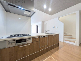 シンプルなデザインと使いやすさを兼ね備えた対面式システムキッチンは、効率的な作業スペースを提供し、家族やゲストとのコミュニケーションを促進します。